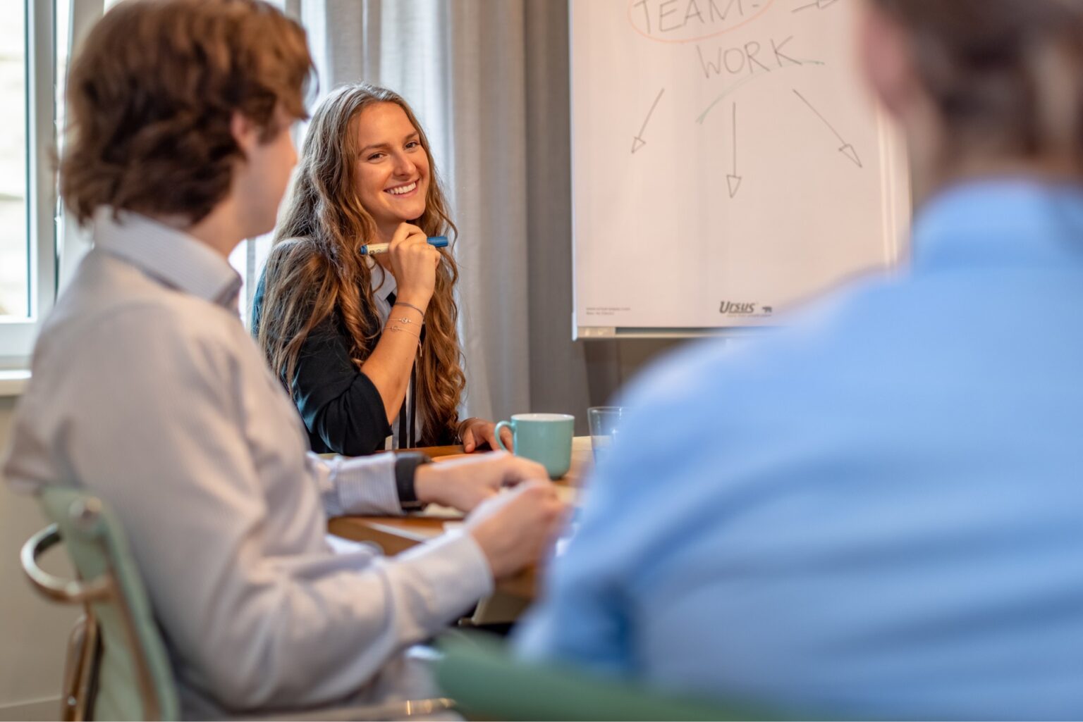 Besprechung im Meetingraum Besprechung im Meetingraum