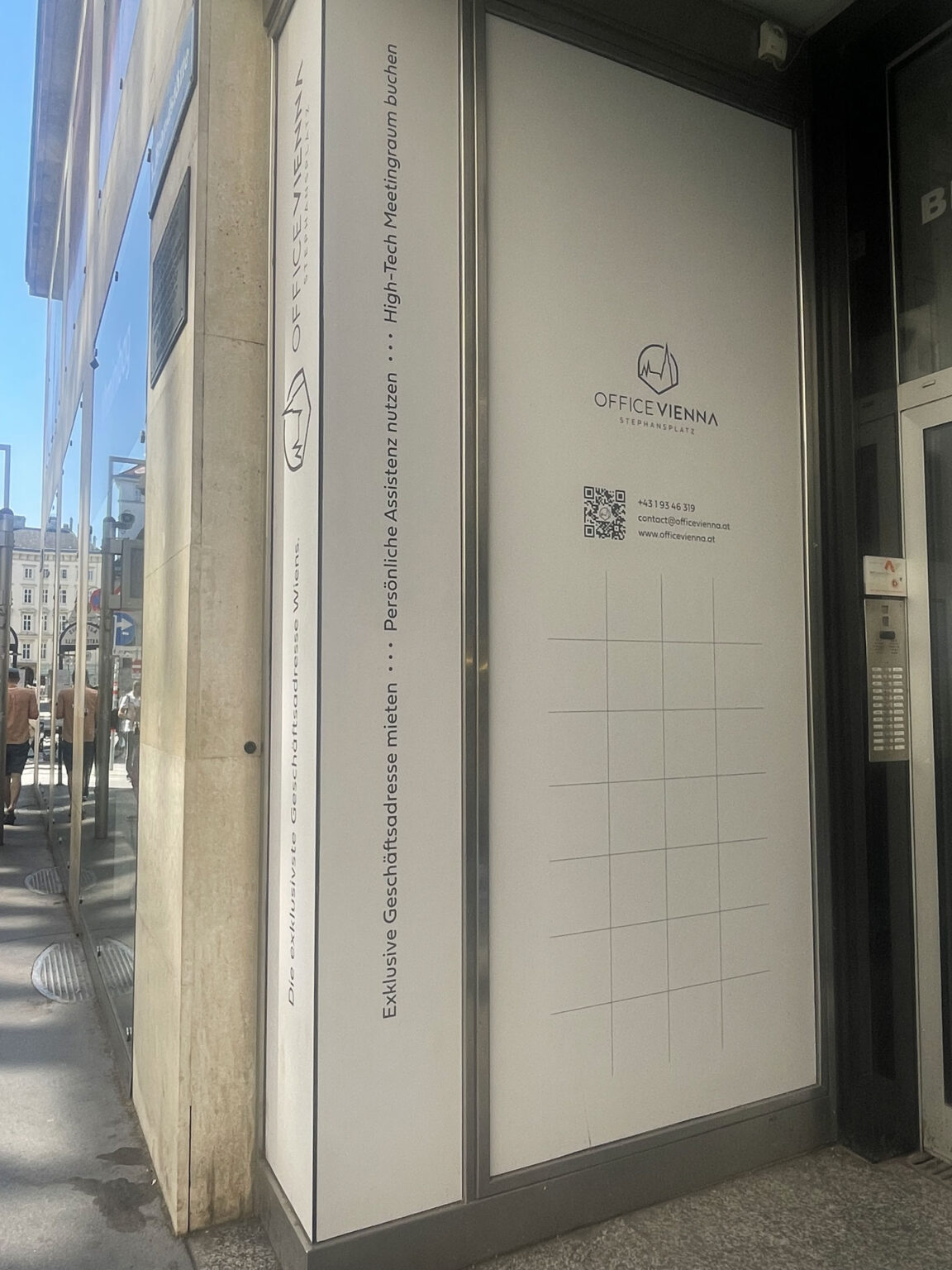 Office_Vienna_Eingang Beklebungen im Eingangsbereich mit Platz für Ihr Logo